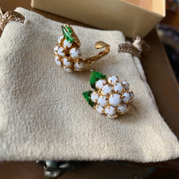 Jewelry - Beautiful High quality GP Flower clip Earrings 🌼